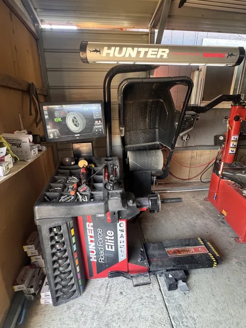 Hunter Road Force Elite wheel balancer in the shop